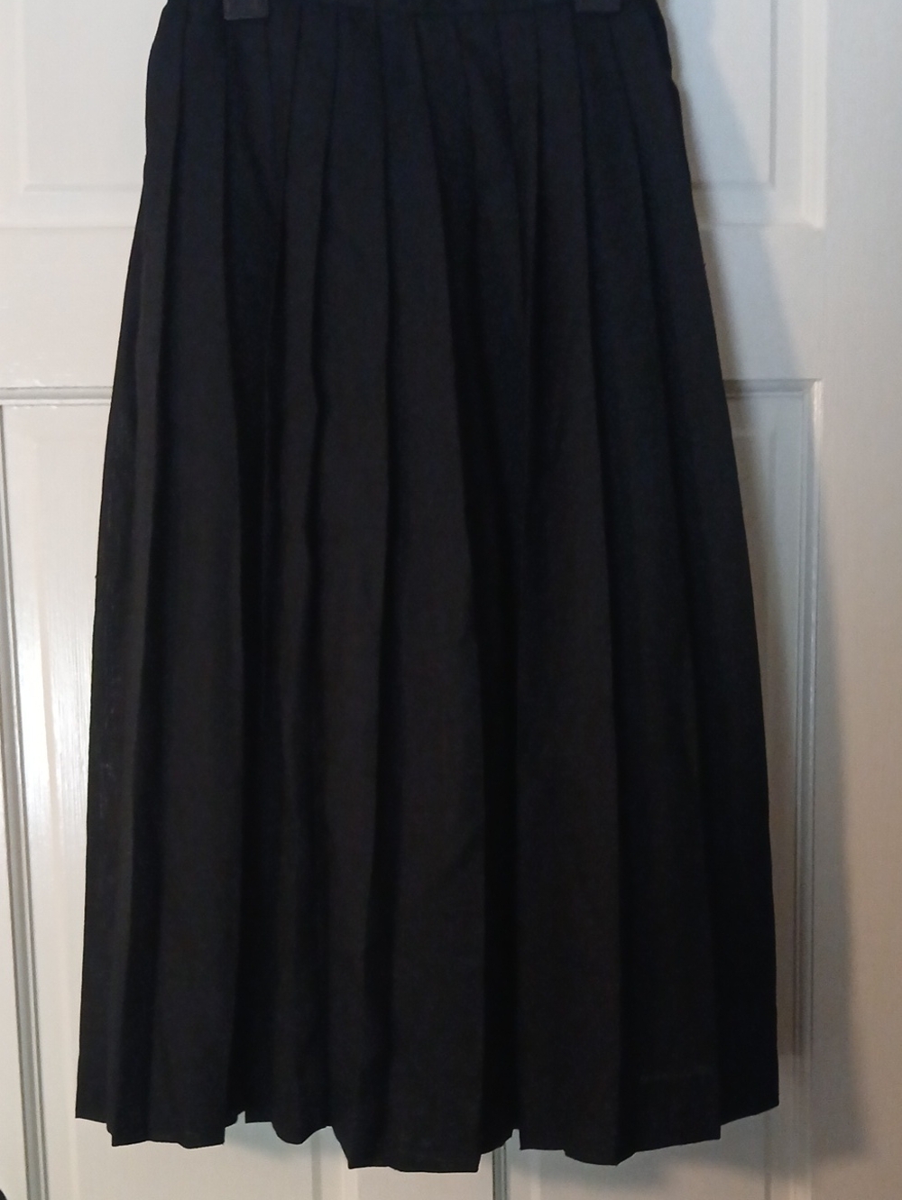 Elegant Black Pleated Midi Skirt